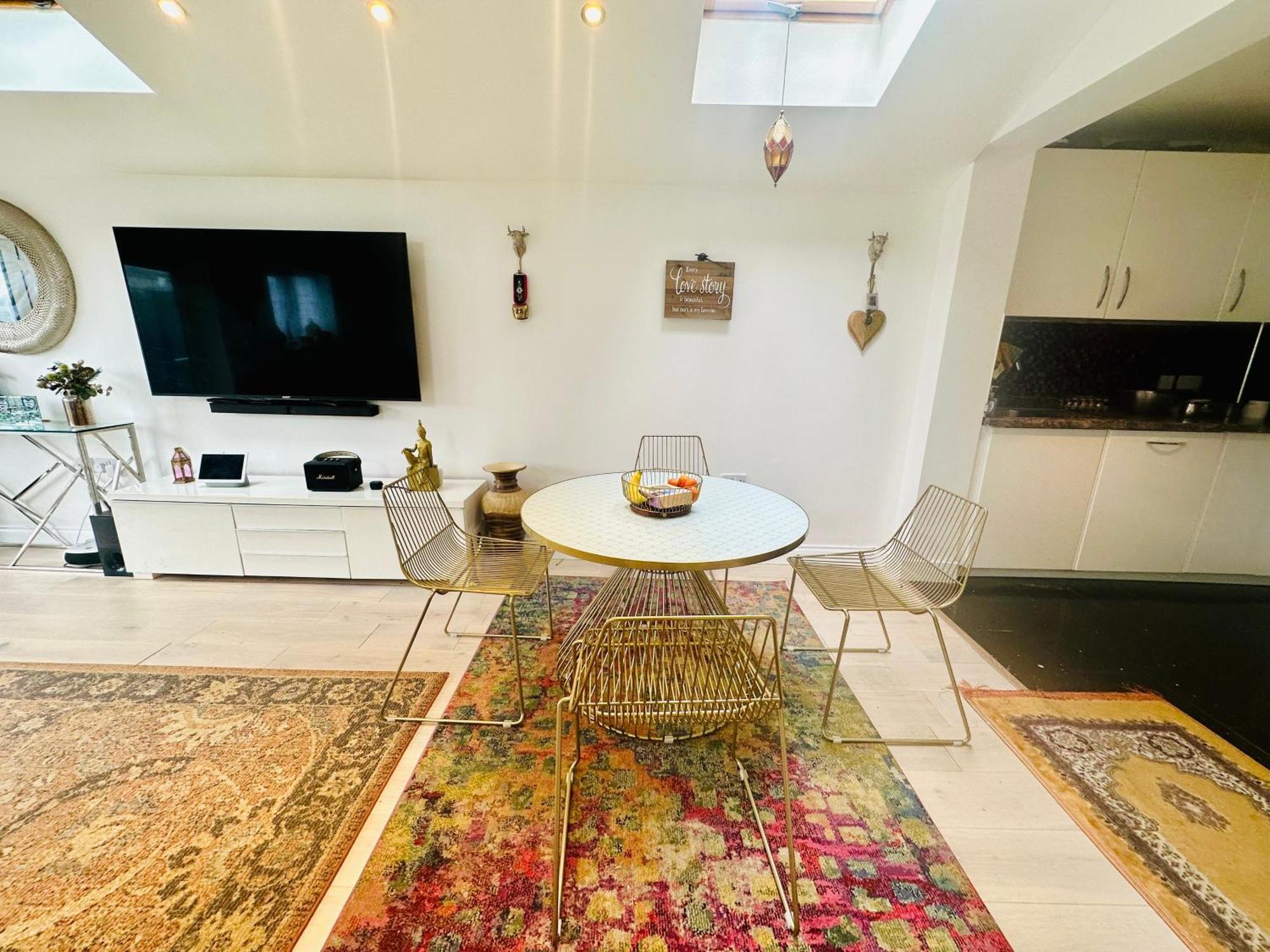 Beautiful Home In London With Easy Access To Central London Σάτον Εξωτερικό φωτογραφία